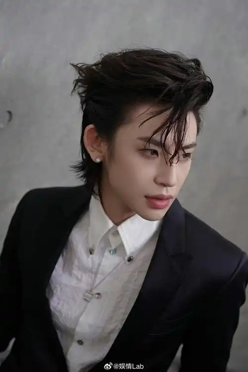 丨今天的@小鬼-王琳凯 红毯造型来咯~黑白西装配大背头