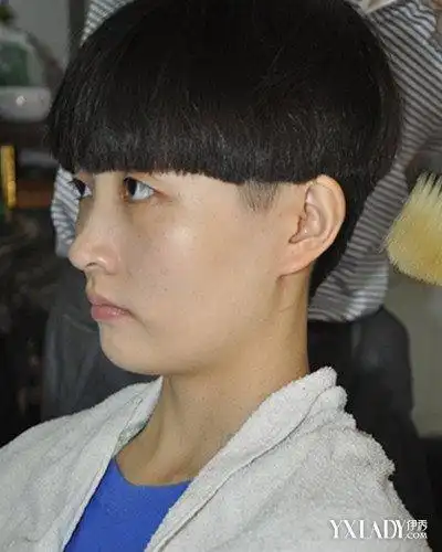 下面就让我们欣赏下女生长发剃鬓角发型