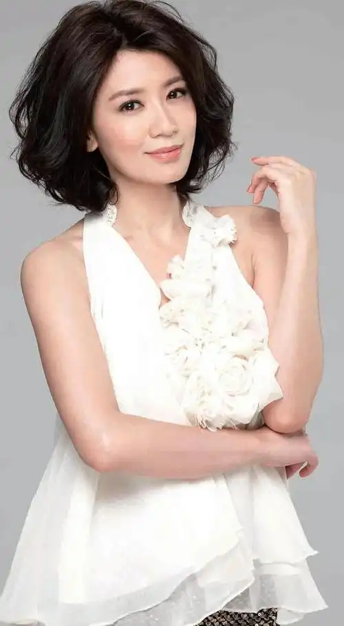 她即使偶尔出错,其实也不影响她的视觉身高,看看下图的贾静雯,发型量