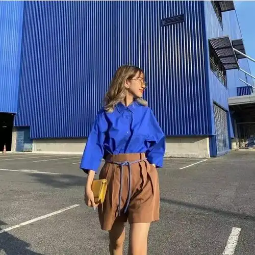 深蓝色短袖配什么颜色裤子?怎么才能搭配出时髦感?