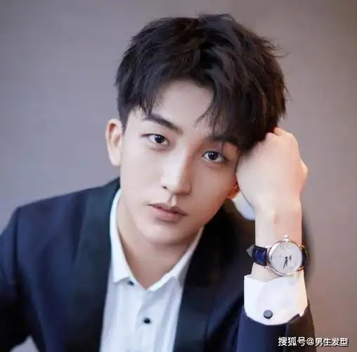 原创男生"干净帅气"发型这样剪,摆脱油腻更清爽,在家就能轻松打理