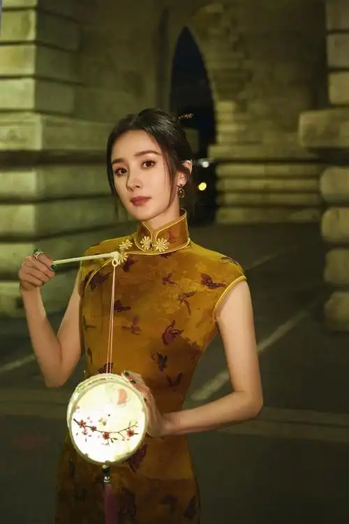 杨幂中秋节在法国时装周展现国风,旗袍造型获赞古韵美人