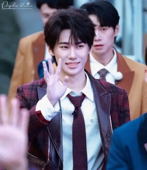 张真源超话叮～请查收西装小张这张脸太伟大了吧#张真源奔跑吧