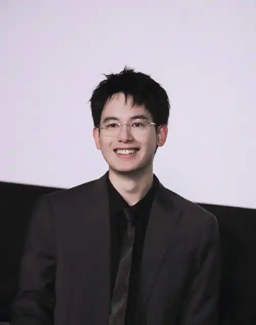 《飞驰人生热爱篇》见面会直播,胡先煦出场即惊艳,西装领带眼镜造型