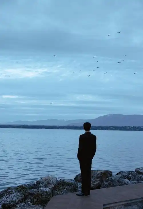 张艺兴亮片黑西装海边大片好帅呀是戴耳饰的艺兴雅痞贵公子