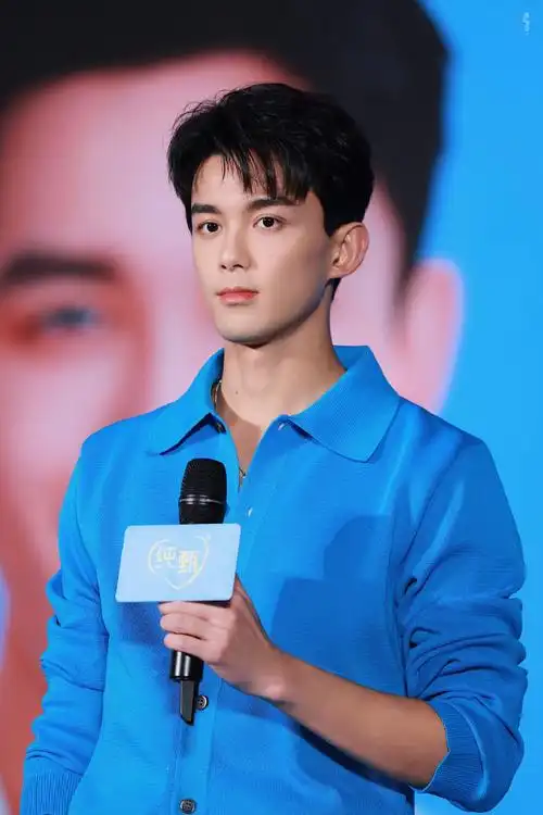 骑有此理##吴磊蓝朋友风穿搭##吴磊手扛泡泡车吹泡泡##吴磊一个染就