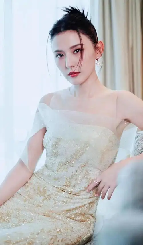 美女热依扎机场吊带半球美照