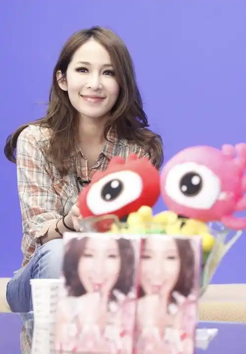 为什么萧亚轩的衣服看起来那么年轻呢?_整体_色彩_颜色