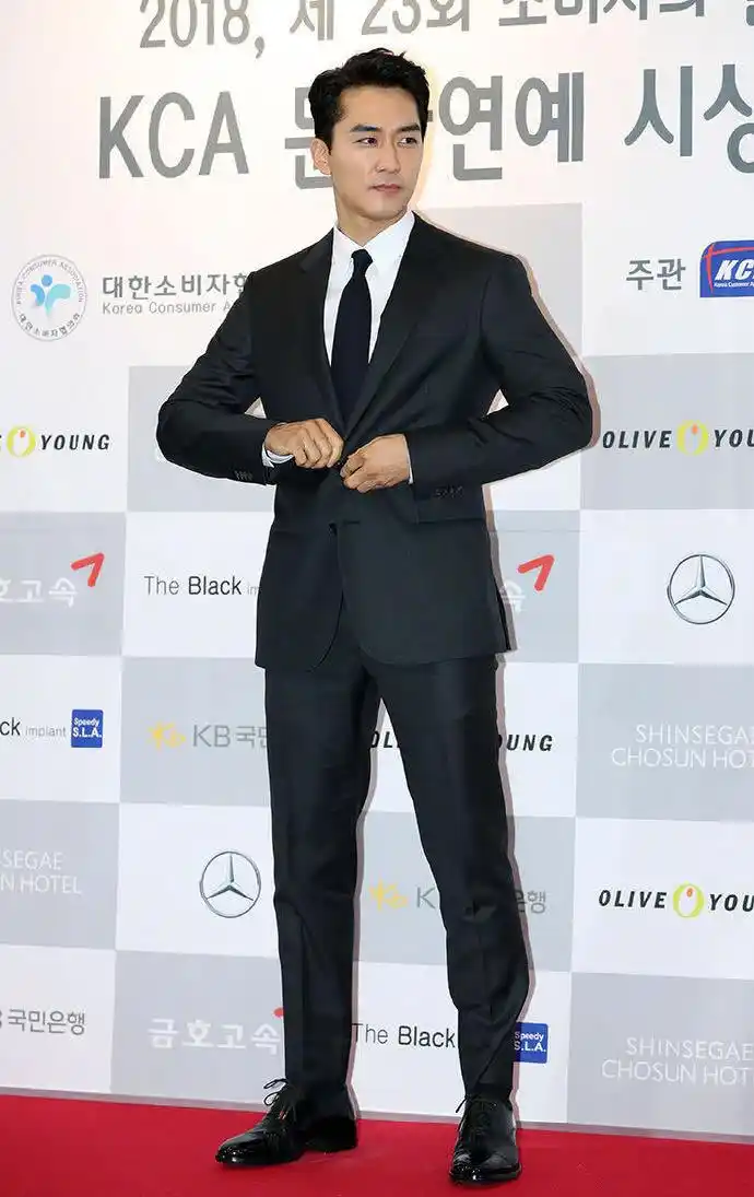 曾经和女神刘亦菲有过一段感情纠葛的宋承宪同样西装笔挺亮相活动