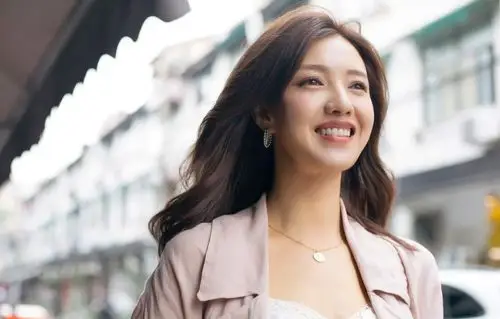 简介:傅晶粉色风衣时尚街拍图片,分享一组傅晶图片给大家,图中的明星