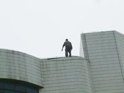 29日上午:"跳楼"男子又爬八层高楼欲往下跳
