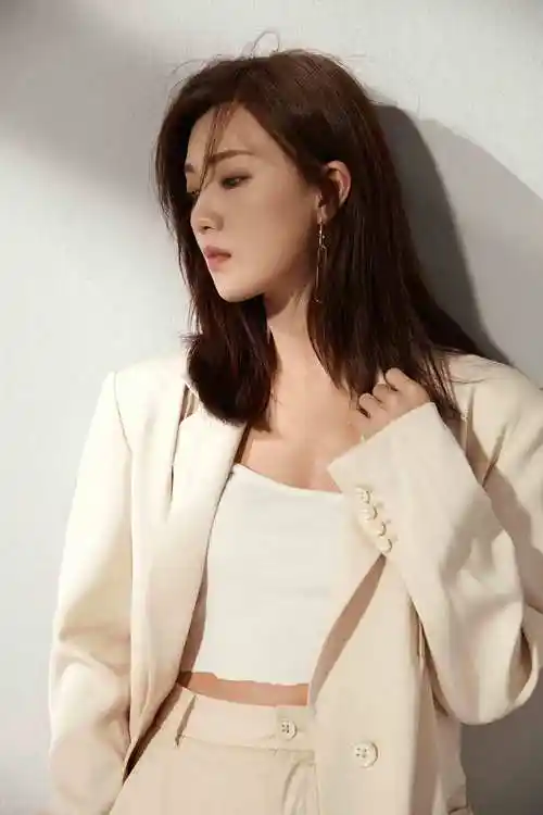 打开凤凰新闻,查看更多高清图片演员傅晶最新的一组写真曝光,米色夏日