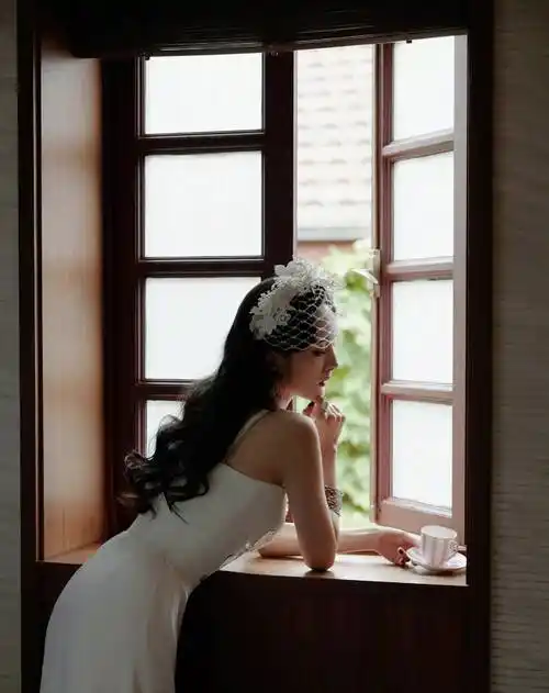 杨幂活动造型,白色深v长裙卷发红唇,花冠轻纱遮面,复古又明艳_镂空