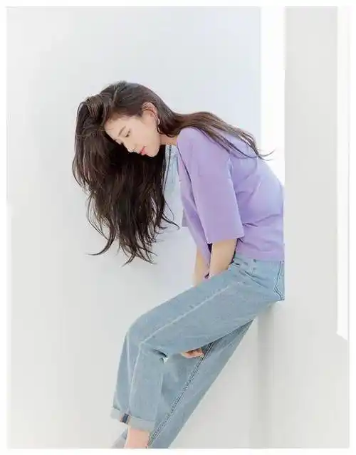 裴秀智穿的这件紫色上衣,加上考究宽松的紫色t恤,相对来说显得更加