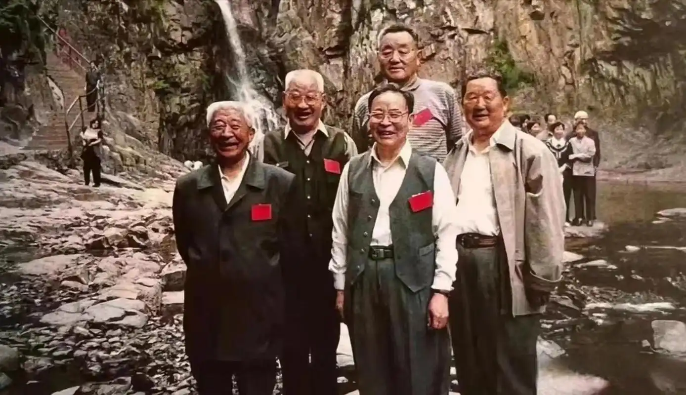 62师五任老师长:杜绍三,马学俊,李修英,王林,潘体柱合影.珍贵留影!