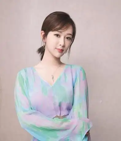 大家都知道杨紫是童星出道的,她从小就出演过很多角色,年纪轻轻就长得