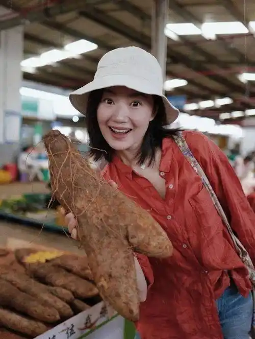 电视剧狂飙[超话]#《狂飙》演员战菁一:在云南的农贸市场里独自美丽