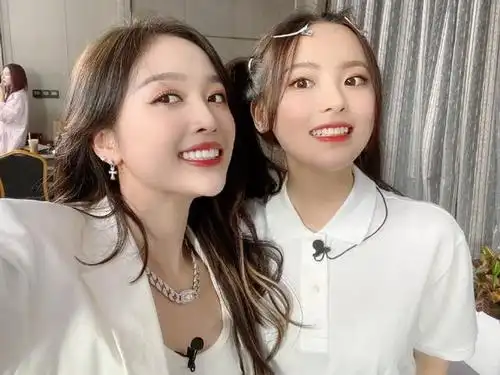 组图:吴宣仪绿洲营业穿全白套装秀身材 与杨超越自拍露灿笑