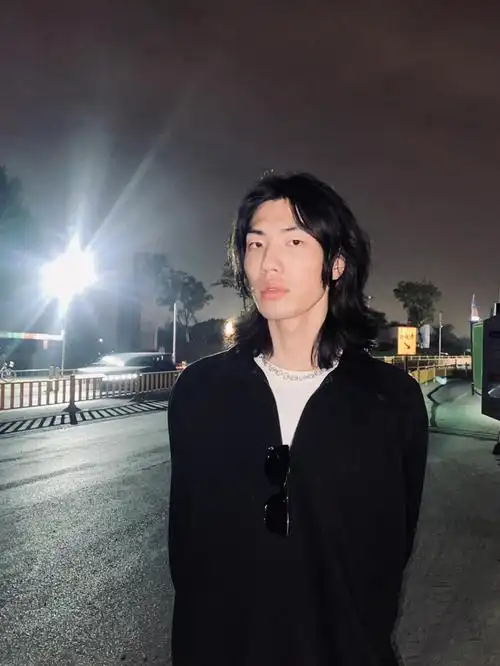 头发越来越长 时间越过越快#男生留长发  #来拍照了