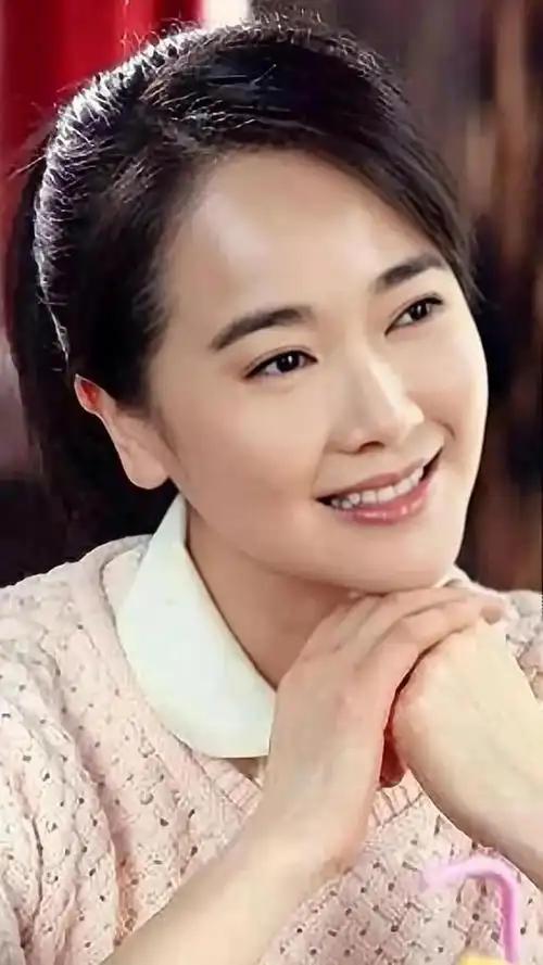 左小青,曾被誉为"氧气美女",在她的演艺生涯中,不仅凭借出色的演技和