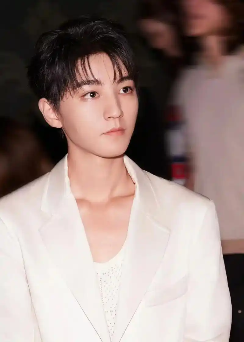 我对月亮许愿 希望你们岁岁平安#王俊凯 #王源 #易烊千玺  - 抖音