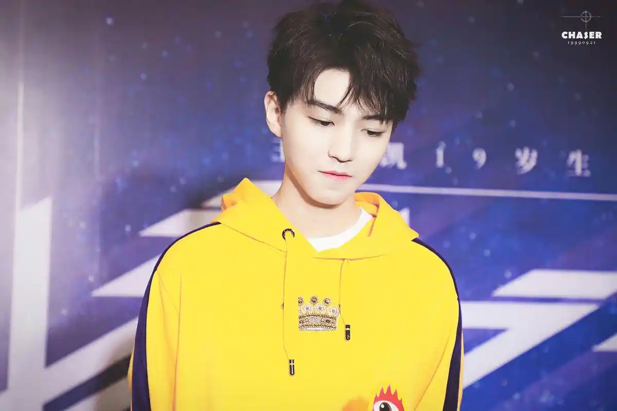 王俊凯这件亮色巨衬他的颜,让人眼前一亮,衣服上的小皇冠好可爱