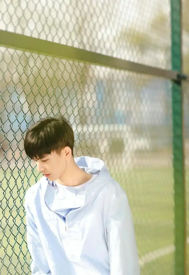 大学时期有多绝 #张凌赫 #校草 #图文伙伴计划  - 抖音