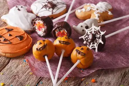 桌子水平节日万圣节糖果特写在桌子上.水平照片