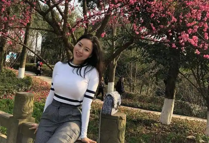 因刘强东爆红的蒋娉婷,魔鬼身材实属"炸裂",网友:想低调都难!