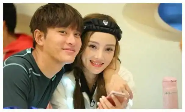 贾乃亮成为过去李小璐度假照曝光与小鲜肉亲密相拥