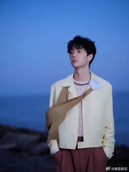 王一博镜头下的猫#@uniq-王一博今日分享日常,晒出一只超酷的小白猫