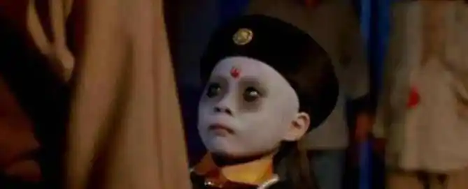 何健威,80年代香港知名童星,因拍摄多部僵尸电影里可爱的小僵尸而被人