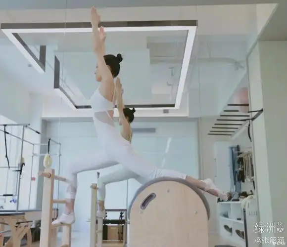 张韶涵晒健身照秀空中一字马动作矫健