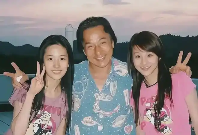十几年前成龙和两个美女的合影左边是年轻时神仙姐姐刘亦菲