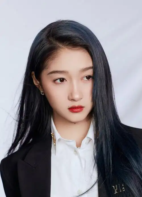 关晓彤黑色西装搭皮裙 气质酷飒冷艳惹人怜_写真