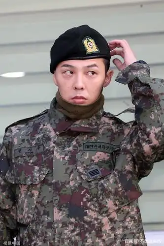权志龙退伍回归严肃敬礼,戴贝雷帽穿军装帅气爆表