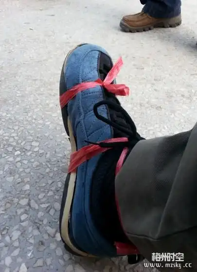 穿破布鞋走红军路