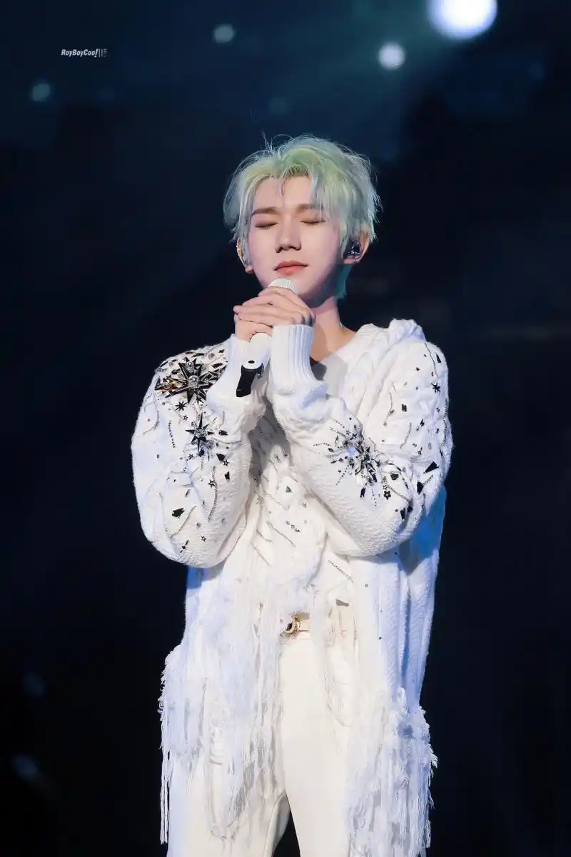 不过还好颜色淡淡的,不是很绿,你觉得这头发好看吗?#王源