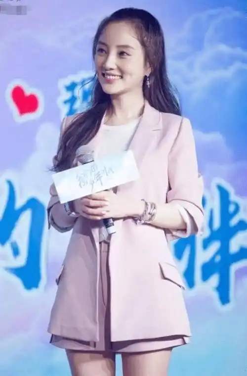 李小璐分手后大变样,近照堪比"整容",不料却被墙壁抢了镜_穿着_黑色