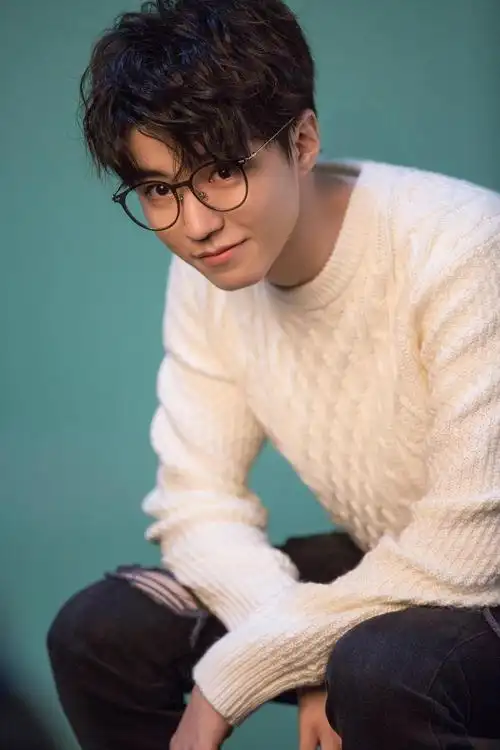 王俊凯:小凯戴墨镜的照片也太帅了,要一起去兜风吗?