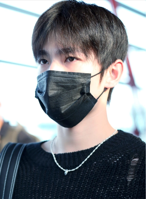 杨洋打扮帅气低调穿破洞毛衣现身机场维护形象手抓发发际线超高