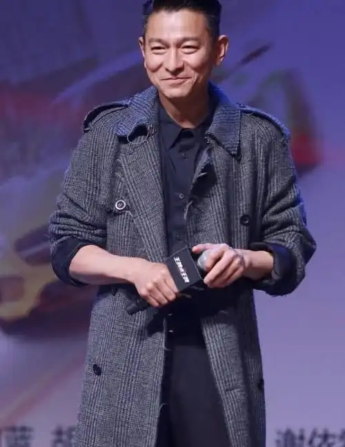 刘德华参加活动,穿灰色风衣搭运动裤,儒雅又不缺时尚感!