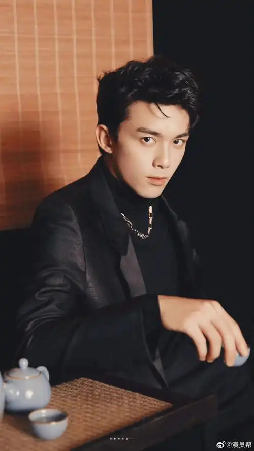 吴磊弟弟帅而自知太可爱了