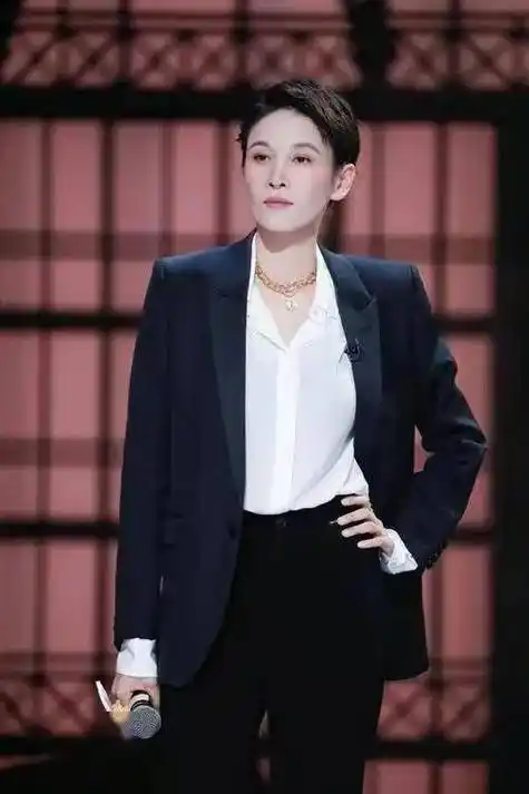 曾是中国跆拳道冠军,被成龙鞭抽屁股,仅穿浴巾与男生同泡浴池内_张蓝