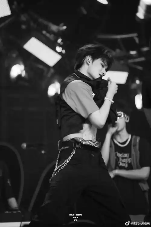 余宇涵在腹肌上写八块