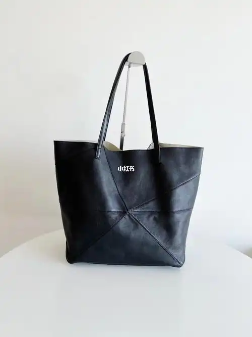 今天为各位包迷推荐的是—loewe 罗意威 origami ala托特包单肩包腋下