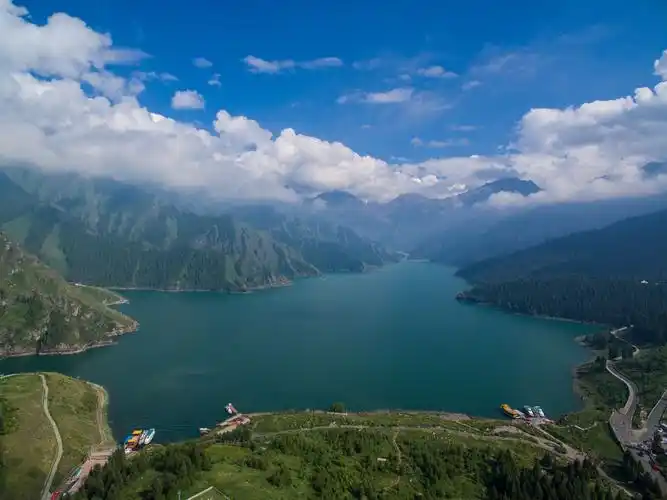 社业务和文化演艺等,旗下运营景区包括人们熟知的5a级天山天池景区,4a