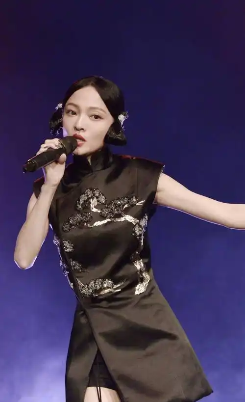 是因为她的衣品非常好,张韶涵本身是一个小个子女生,仅仅只有158身高