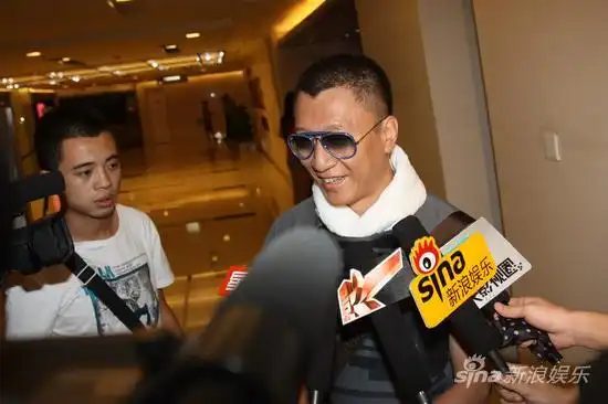 图文:《山楂树》看片-孙红雷接受采访