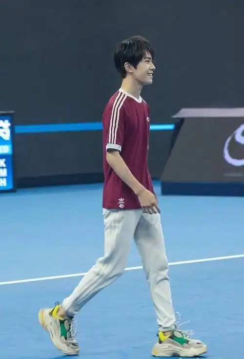 易烊千玺穿老布鞋跳舞,果然他最时尚